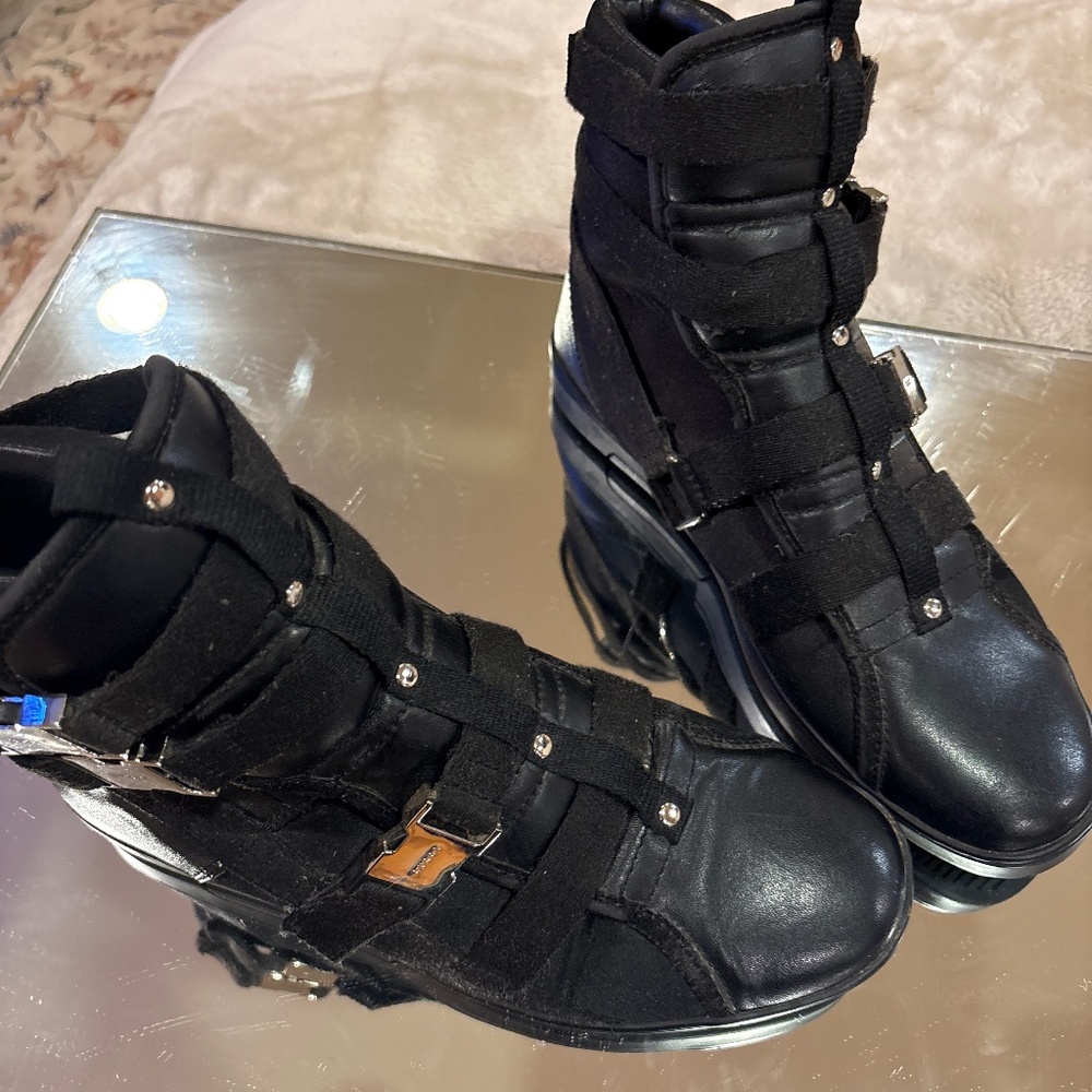 Gucci black mens sneaker sz42. leather gucci hardware clasps